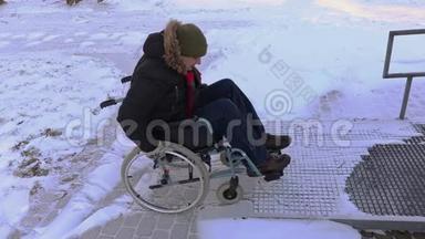 坐轮椅的残疾人试图开车<strong>到门口</strong>